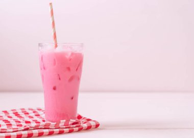 pembe çilek milkshake ahşap üzerine