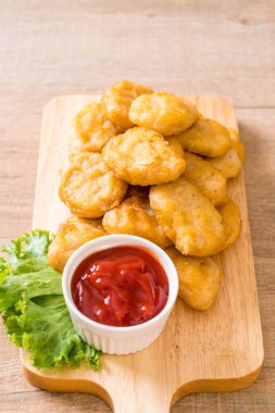 Soslu tavuk nugget, sağlıksız yemek.