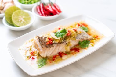 Kireç soyunma - orfoz balığı fileto Chili Lime Soslu buğulama Asya gıda tarzı