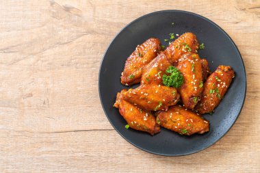 Beyaz susamlı ızgara tavuk kanadı.