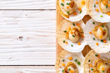 Kızarmış deniz tarağı, tereyağı ve sarımsak.