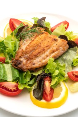 Beyaz arka plan üzerinde izole vagetable ile biftek ızgara balığı balık