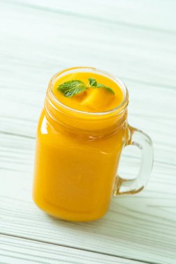 taze mango smoothies - sağlıklı yiyecek ve içecek konsepti