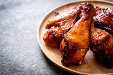 Masada ızgara ve ızgara tavuk.