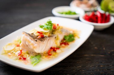 Kireç soyunma - orfoz balığı fileto Chili Lime Soslu buğulama Asya gıda tarzı