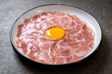 taze dilimlenmiş domuz ham yumurta pişirme veya shabu shabu ve sukiyaki yapma ile