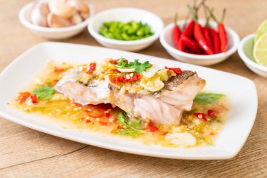 Kireç soyunma - orfoz balığı fileto Chili Lime Soslu buğulama Asya gıda tarzı