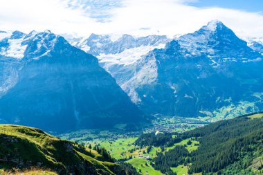 Grindelwald köyü Alpler Dağı ve İsviçre mavi gökyüzü ile