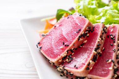 Taze ton balığı ve sebze salatası. Sağlıklı yemek.