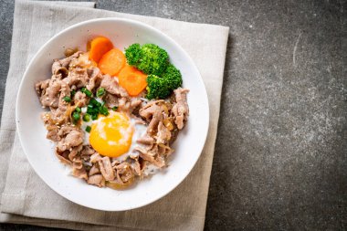 Donburi, domuz eti Pilav kasesi onsen yumurta ve sebze - Japon gıda tarzı