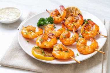 Limon - deniz ürünleri tarzı ile ızgara kaplan karides şiş