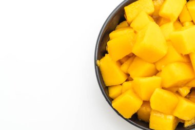 Beyaz arka plan üzerinde izole taze ve altın Mango