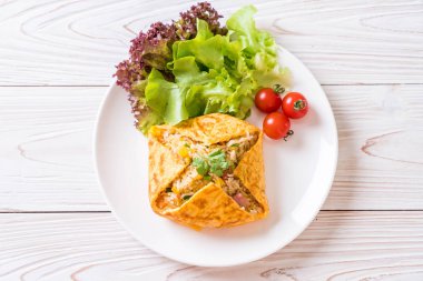 Bir omlet sarma sebzeli aromalı kızarmış pirinç