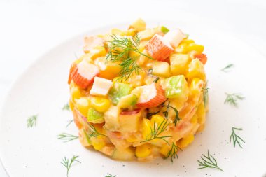 meyve salatası (elma, Mısır, papaya, ananas) - yengeç sopa ile karışık sağlıklı gıda tarzı