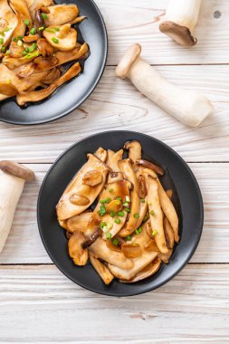 İstiridye soslu kızarmış kral istiridye mantarı. Sağlıklı, vejetaryen ya da vejetaryen yemek tarzı.