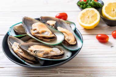 üzerinde siyah kase taze midye