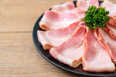 Çiğ domuz pastırma tabağa dilimlenmiş