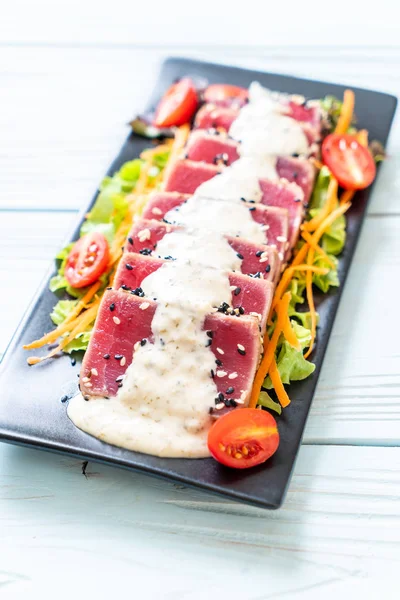 Sebze salatası ve soslu taze ton balığı. Sağlıklı yiyecek.