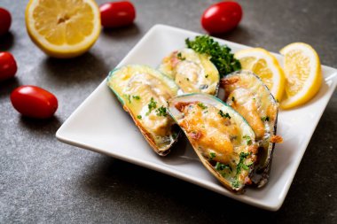 Peynirli taze midye.