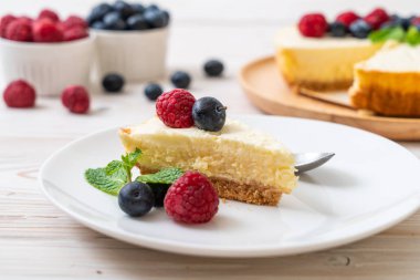 Ev yapımı cheesecake taze ahududu ve yaban mersini ile