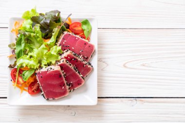 Taze ton balığı ve sebze salatası. Sağlıklı yemek.