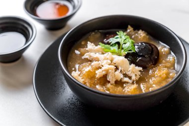 Yengeç kase kırmızı et suyu çorbası kızarmış balık Maw