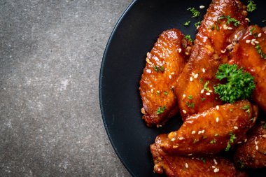 Beyaz susamlı ızgara tavuk kanadı.