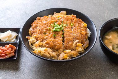 Kızarmış domuz pirzolası kasesi (Katsudon) - Japon yemek tarzı