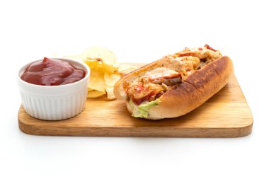 Ev yapımı ıstakoz rulo patates cipsi beyaz arka plan üzerinde izole ile