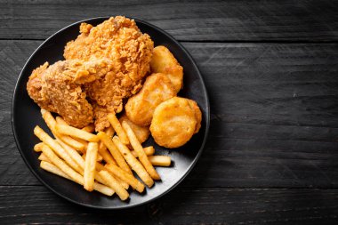 Kızarmış tavuk, patates kızartması ve nugget yemeği. Abur cubur ve sağlıksız yemek.