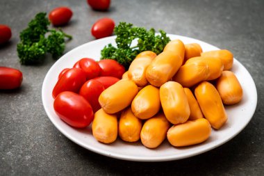 domuz eti kokteyl sosisi plaka üzerinde