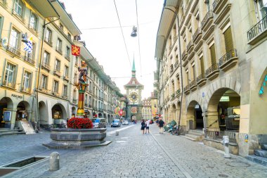 Bern, İsviçre - 23 Ağustos 2018: alışveriş sokağı üzerinde insanlarla Zytglogge Astronomik Saat Kulesi Bern İsviçre.