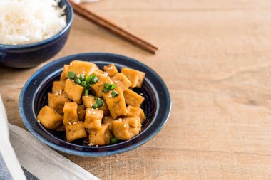 Susam - sağlıklı ve vegan gıda tarzı ile bir kase içinde kızarmış Tofu