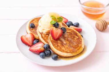 Yabanmersinli gözleme, çilek, bal ve vanilyalı dondurma.