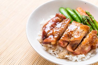 Teriyaki tavuk pilav kasesi - Asya gıda tarzı