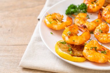 Limon - deniz ürünleri tarzı ile ızgara kaplan karides şiş