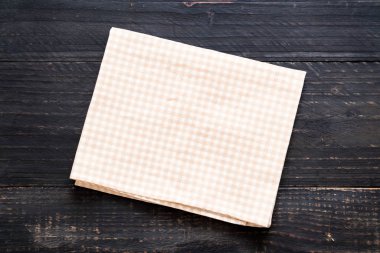 mutfak bezi (peçete) kopya alanı ile ahşap arka plan üzerinde