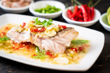 Kireç soyunma - orfoz balığı fileto Chili Lime Soslu buğulama Asya gıda tarzı