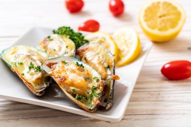 Peynirli taze midye.