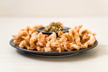 Kızarmış domuz eti rince ya da domuz eti aperatif Nam Prik Num (Kuzey Tayland yeşil biber sosu ile)