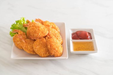 Derin kızarmış karides soslu