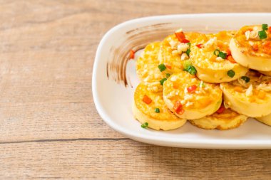 Sahanda yumurta yumuşak tofu sarımsak - sağlıklı, vegan ve sebze gıda tarzı