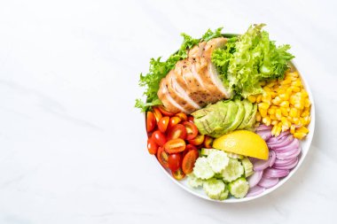 Tavuk göğsü - sağlıklı gıda tarzı ile sağlıklı salata kasesi