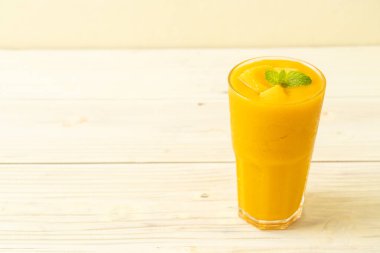 taze mango smoothies - sağlıklı yiyecek ve içecek konsepti