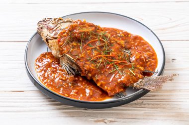 Derin kızarmış balık biber sosu ile