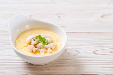 Çiğ yengeçli haşlanmış yumurta.