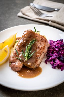 kırmızı lahana ve patates püresi beyaz plaka üzerinde domuz eti biftek