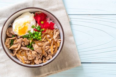 Yumurtalı domuz pirinci kasesi (Donburi) - Japon yemeği tarzı.