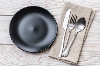 boş tabak kaşık çatal ve bıçak masada