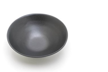 boş siyah plaka ve beyaz arka plan üzerinde izole kase